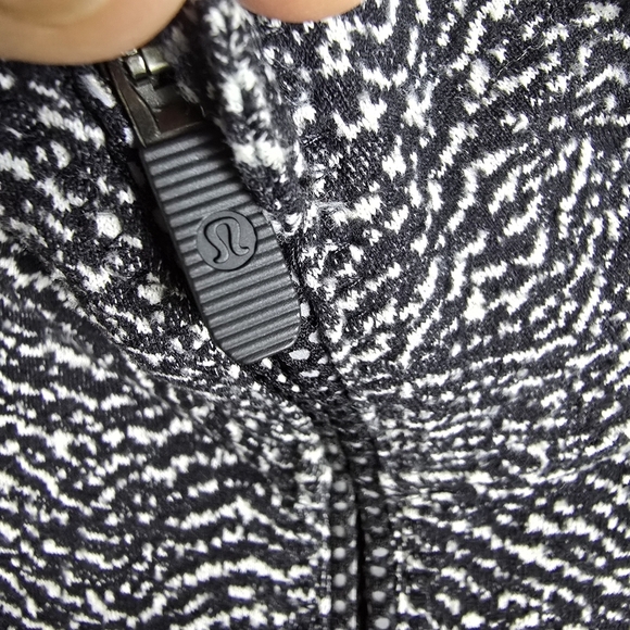 Lululemon Women's Outrun 1/2 Zip Running Luon Ripple Jacquard Black White Size ? - Picture 10 of 16
